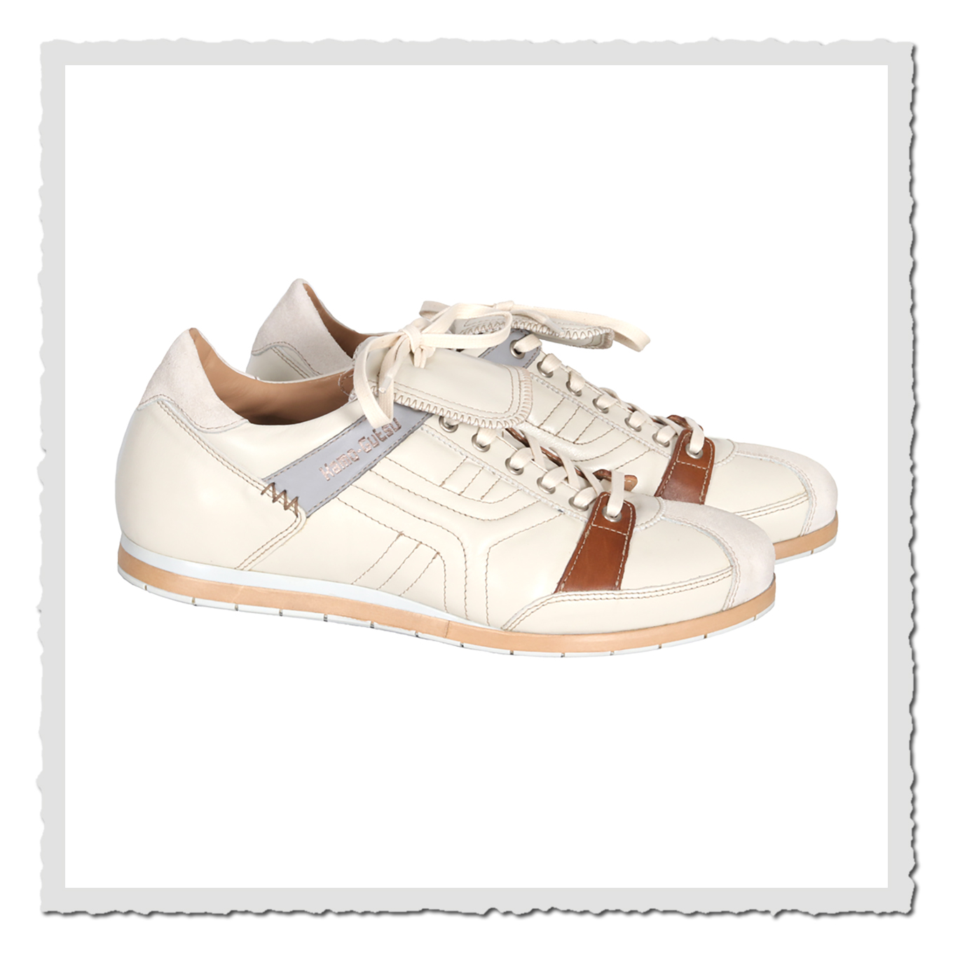 Zwei altweiße Freizeitschuhe in Seitenansicht, freigestellt vor hellem Hintergrund mit heller Schnürung und braunen Details.